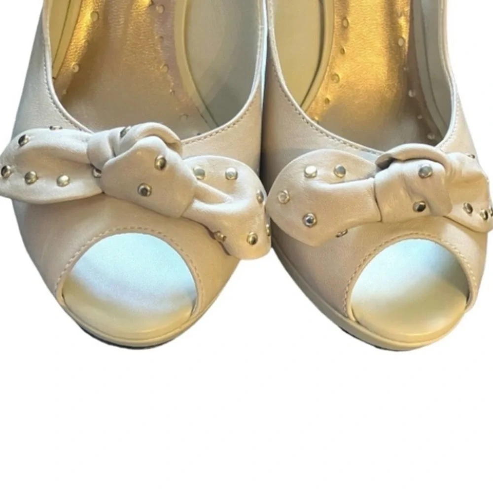 Michelle D Cream Peep Toe Sandals with Bow, Gold Size 6M